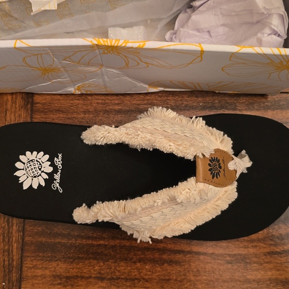 Yellow Box 8.5 Flip Flops - Picture 11 of 12